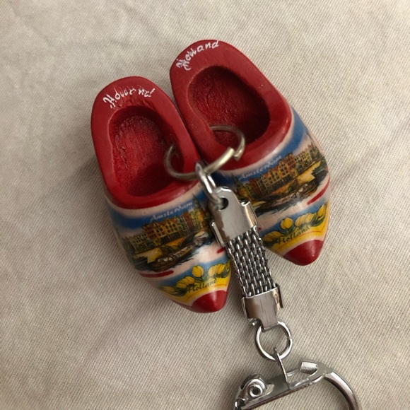Amsterdam wooden shoe keychain - Picture 2 of 4